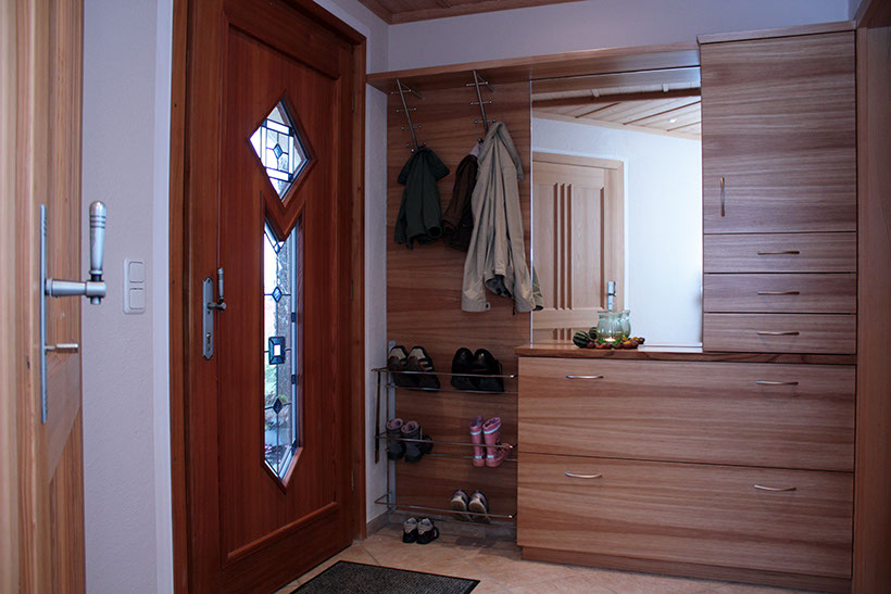 Garderobe in Ulme querfurniert, bietet viel Stauraum für die ganze Familie