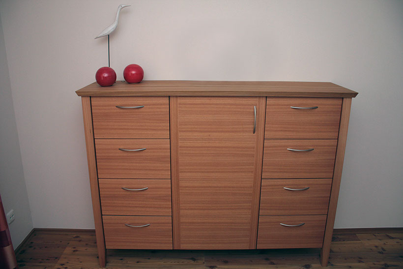 Schlafzimmer-Kommode mit  Sideboard in Rüster, absperrbare Innenschubladen  Schlafzimmer-Kommode mit  Sideboard in Rüster, absperrbare Innenschubladen
