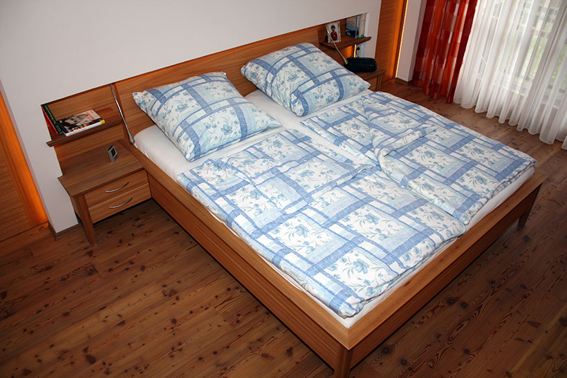 Bett, Nachtkästchen und begehbare Kleiderschranktüren in Ulme teilmassiv Bett, Nachtkästchen und begehbare Kleiderschranktüren in Ulme teilmassiv