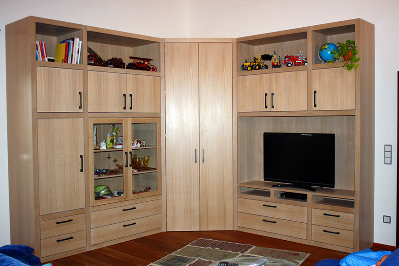 Einbauschrank in Esche, weiß geölt mit Ledergriffen