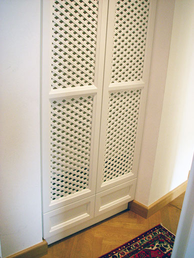 optimal ausgenutzte Wandnischengarderobe, seidenmatt weiß mit Spaliergitter-Füllung