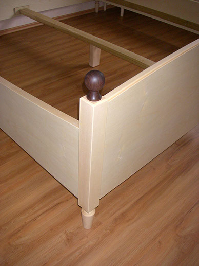 Bett aus Ahorn / Nussbaum Kombination Bett aus Ahorn / Nussbaum Kombination
