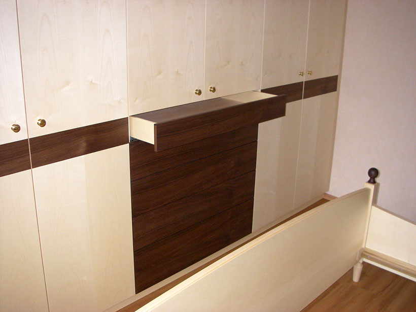 Schlafzimmerschrank aus Ahorn / Nussbaum Schlafzimmerschrank aus Ahorn / Nussbaum