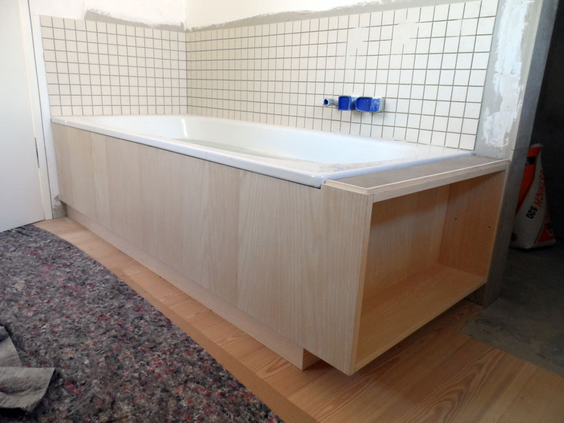 Wannenverkleidung in Esche, geölt