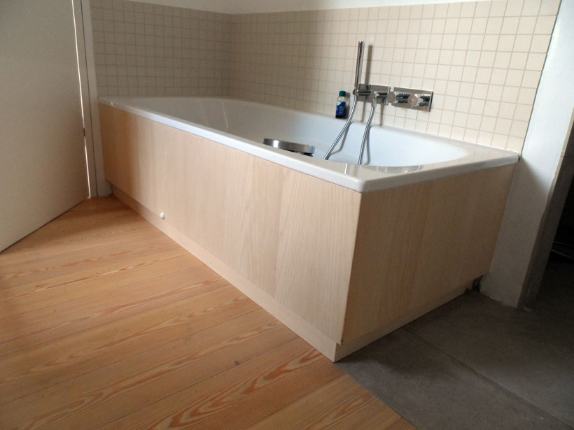 Wannenverkleidung in Esche, geölt