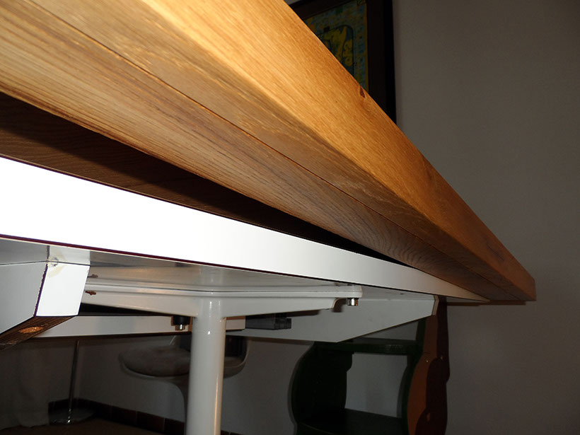 Die neue Tischplatte wird exakt auf die Alte eingepasst.