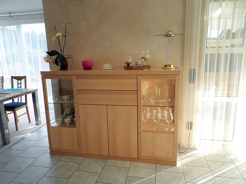 Glasvitrine in kanadischem Ahorn