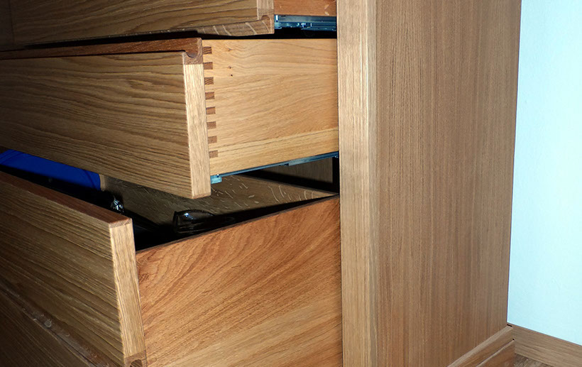 ...mit gezinkten Massivholz-Schubläden...