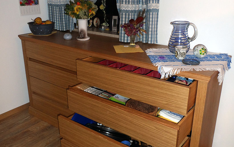 ...bietet reichlich Stauraum für Besteck und CD Sammlungen.