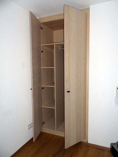 Einbauschrank in Esche, weiß geölt mit Ledergriffen