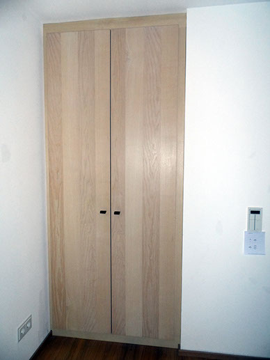 Einbauschrank in Esche, weiß geölt mit Ledergriffen