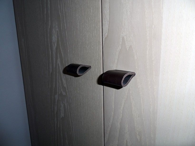 Einbauschrank in Esche, weiß geölt mit Ledergriffen