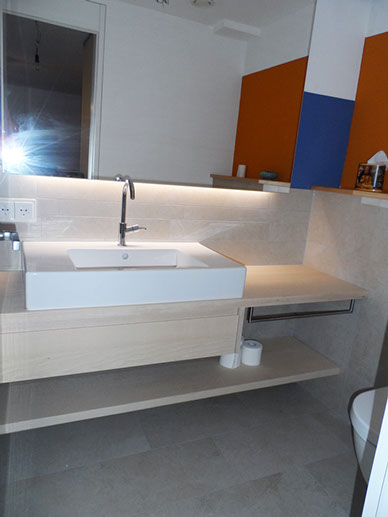 Waschbeckenschrank in Esche geölt, indirekte LED Beleuchtung des Spiegels