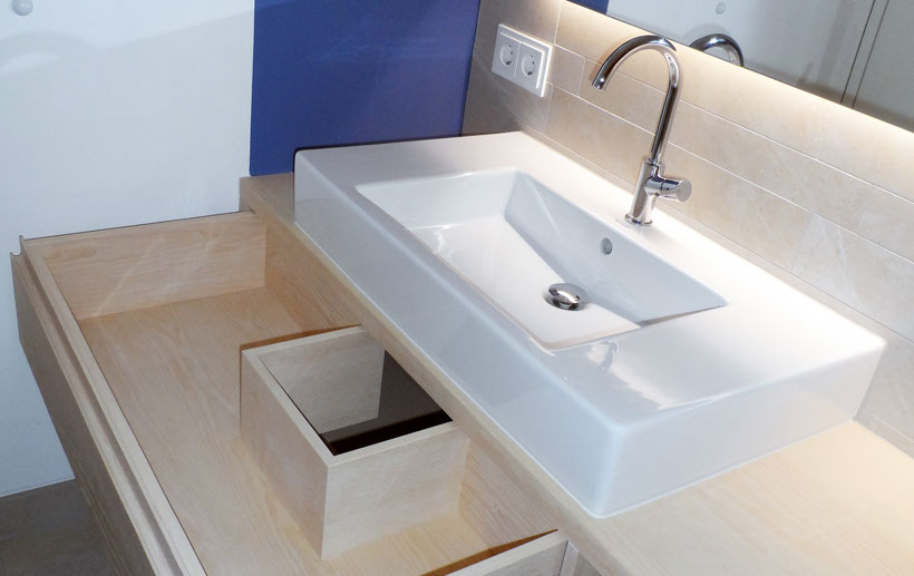 Waschbeckenschrank in Esche geölt, indirekte LED Beleuchtung des Spiegels