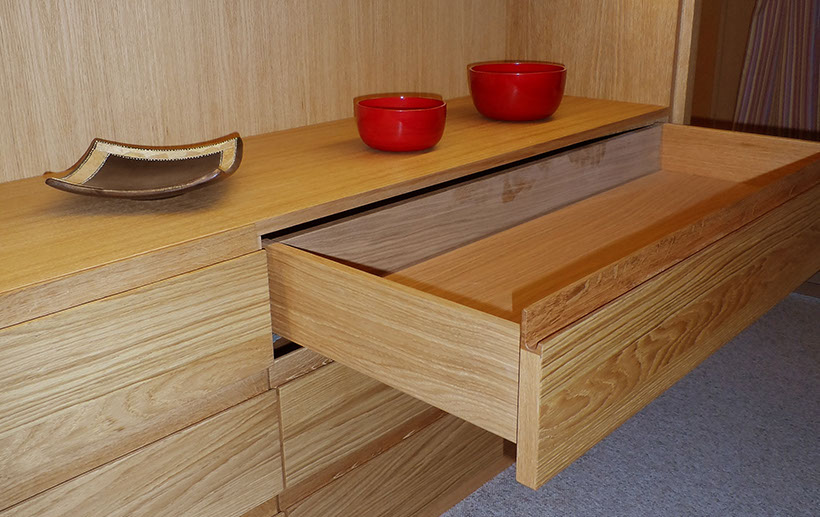 Sideboard in Eiche geölt, integrierte LED Beleuchtung, gezinkte Massivholzschubkästen mit integrierter Griffleiste