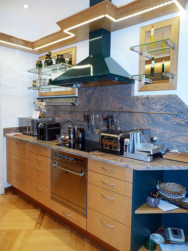 Holzstuck mit LED Beleuchtung, auf Gehrung gearbeitet