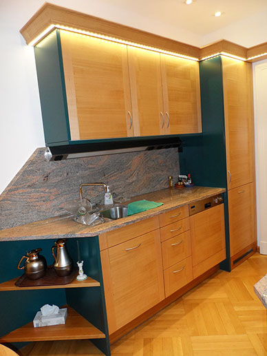 Küche aus Kirchenholz mit Natursteinplatte und Edelstahlgriffen