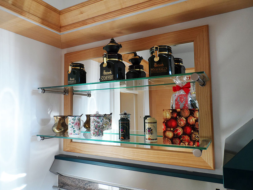 Glasablagen im Spiegelrahmen zur optischen Vergrößerung des Raumes