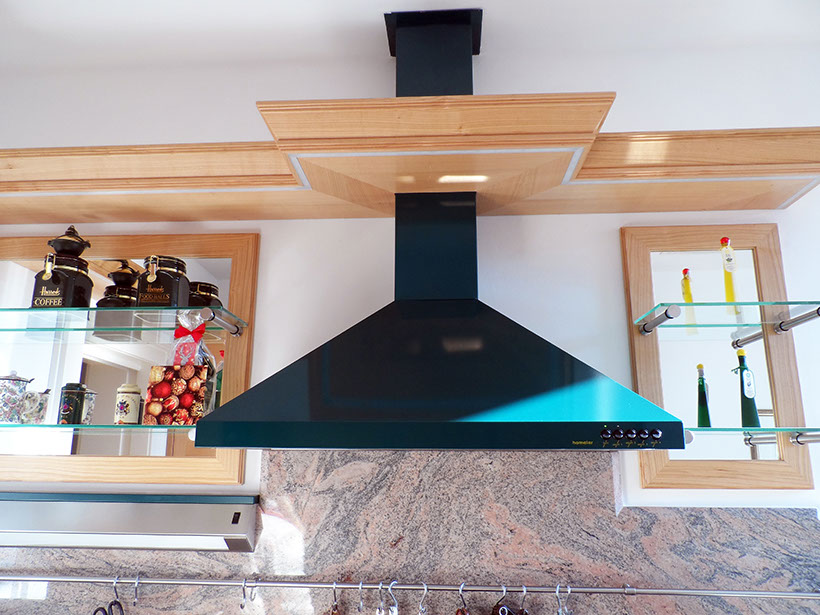 Holzstuck mit LED Beleuchtung, integrierte Abzughaube