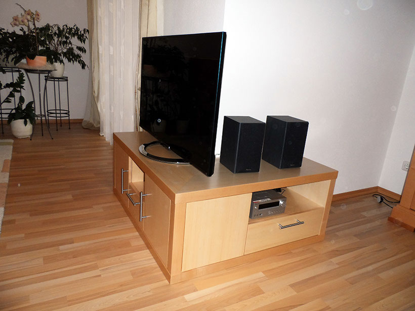 HiFi Möbel mit verstecktem Kabelmanagement