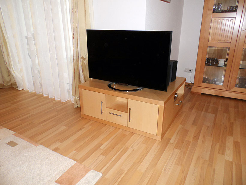 HiFi Möbel mit verstecktem Kabelmanagement