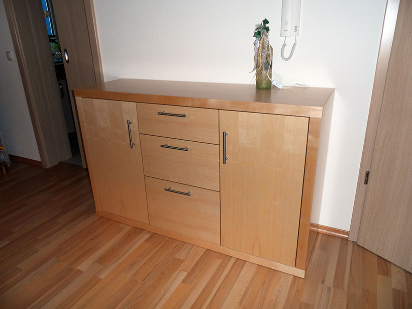 Sideboard in kanadischem Ahorn mit Edelstahlgriffen