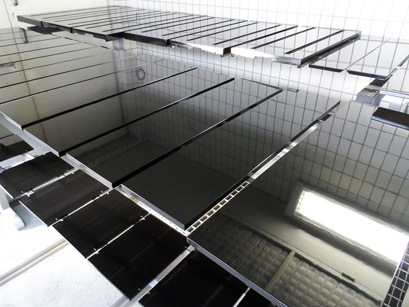 Produktion, Teile in schwarz-hochglanz Produktion, Teile in schwarz-hochglanz