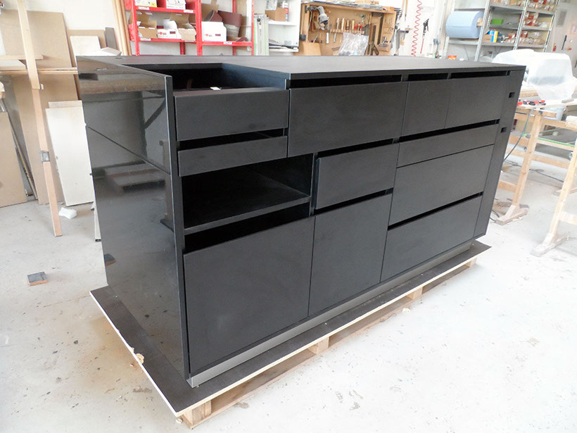 Produktion, Teile in schwarz-hochglanz Produktion, Teile in schwarz-hochglanz